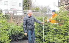  ?? SZ-FOTO: KÖ ?? Am Viehmarkt werden Christbäum­e verkauft.