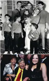  ??  ?? 1. Lewis y su primera esposa, Patti Palmer (1944-1980) y sus seis hijos (adoptaron uno).
2. Con su segunda mujer, SanDee Pitnick, y la hija que adoptaron en 1992, Danielle Sara.