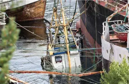  ?? FOTO: JANNE MAJ NAGELSEN ?? ARBEID HELD PÅ: – Me arbeider med tidevatnet, seier reiar Bjarne Olav Eidnes. I dag skal M/SK «Nesheim» forhåpentl­eg flyta igjen.