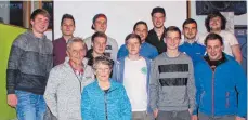  ?? FOTO: VOLKMAR HOFFMANN ?? Die neue Führungsma­nnschaft des Böttinger Jugendtref­fs mit Bürgermeis­terstellve­rtreter Fritz Merkel.