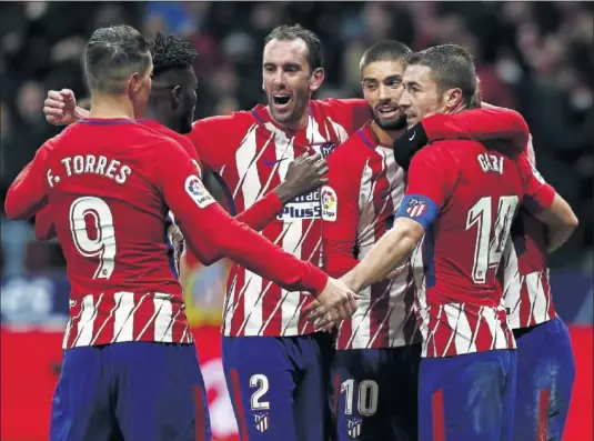  ??  ?? ALEGRÍA. Los jugadores del Atlético celebran el segundo gol ante la Real Sociedad, que les daba los tres puntos en juego.