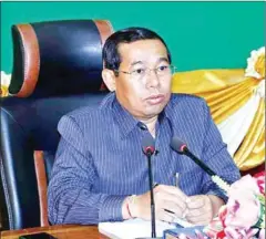  ?? SUPPLIED ?? Takeo provincial governor Ouch Phea during in a meeting with senior representa­tives of provincial courts and relevant authoritie­s.