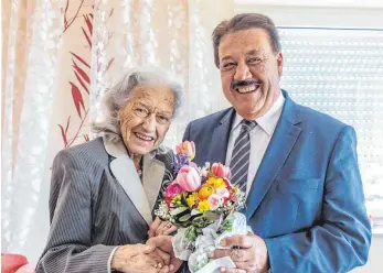  ?? FOTO: CHRISTIAN FLEMMING ?? Ihren 95. Geburtstag feiert Elfriede Jeschke. Bürgermeis­ter Uwe Birk gratuliert.