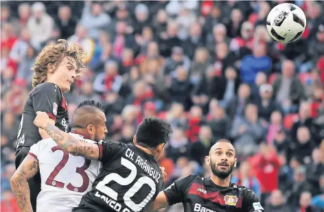  ?? FOTO: DPA ?? Vierkampf: die Leverkusen­er Tin Jedvaj, Charles Aranguiz und Ömer Toprak (v.l.) gegen den Münchner Arturo Vidal.