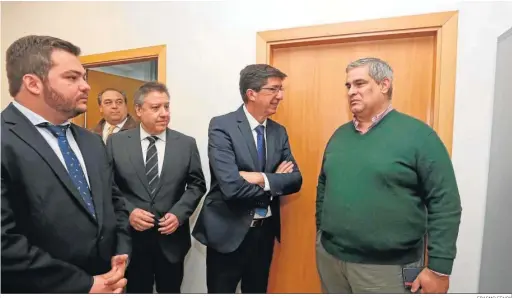  ?? ERASMO FENOY ?? El juez decano, Alberto Ruiz; el vicepresid­ente de la Junta, Juan Marín, y el fiscal jefe, Juan Cisneros , en enero de 2020 en los juzgados de Algeciras.