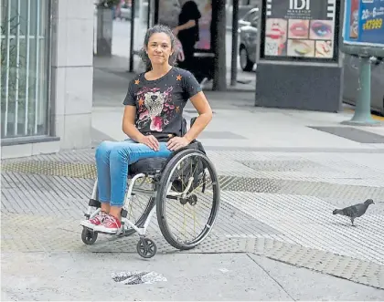  ?? ?? Creadora. Sofía tuvo una lesión medular y sufre los obstáculo urbanos sobre los que busca alertar.