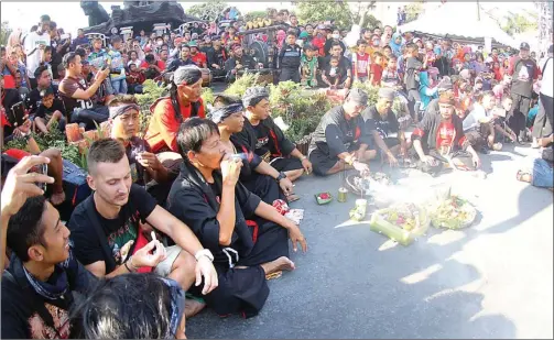  ?? ASTA YANUAR/JAWA POS RADAR PONOROGO ?? TURIS PUN IKUT: Semua rombongan reog dikumpulka­n di depan paseban alun-alun kemarin. Pementasan reog obyog dimulai setelah para sesepuh melakukan ritual.