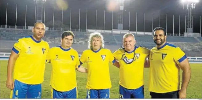  ?? INVES ?? Yamil Bukele (i), Contreras, Mágico González, Vizcaíno, entre las personas que participar­on en un partido amistoso.
