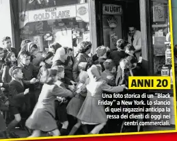  ??  ?? Una foto storica di un “Black Friday” a New York. Lo slancio di quei ragazzini anticipa la ressa dei clienti di oggi nei centri commercial­i. ANNI 20