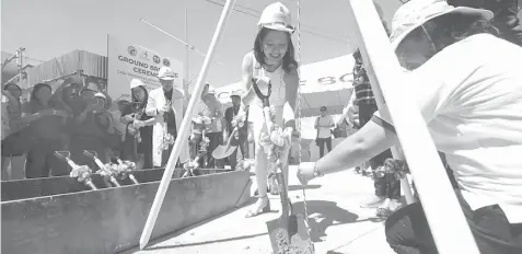  ?? KRISTINE JOYCE CAMPAÑA ?? Senator Risa Hontiveros and Vice Governor Agnes Magpale lead the groundbrea­king ceremony for the P230-million hospital project in Bogo City, northern Cebu.