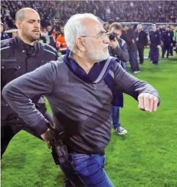  ??  ?? Ivan Savvidis quando entrou em campo, no PAOK-AEK, de revólver à cintura