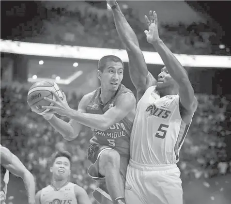  ?? PBA PHOTO ?? LA Tenorio of Barangay Ginebra Kings looks to pass the ball as Allen Durham of Meralco Bolts defends during their game last night at the Philippine Arena.