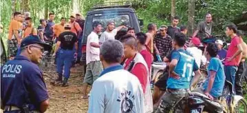  ?? Semah Harun ?? ANGGOTA keselamata­n bersama orang kampung mencari Nordin yang hilang di Hutan Kampung Sungai Satan, Ayer Lanas. Sebaik dimaklumka­n, saya bergegas ke rumah saudara dan berusaha mencari di kawasan sekitar dengan bantuan ahli keluarga dan penduduk kampung”