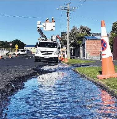  ?? PHOTO: PETER MCINTOSH ?? Auld awash . . . Water flows down Auld St, Dunedin, after a water main was damaged yesterday.