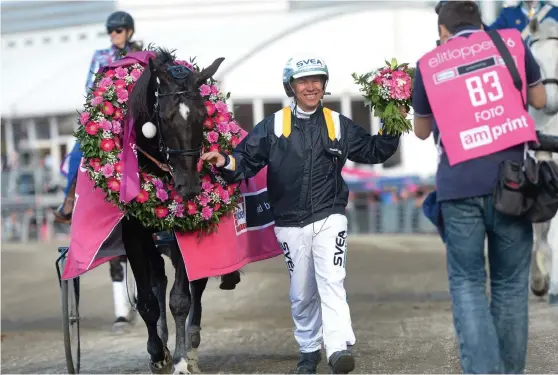  ?? Bild: FREDRIK SANDBERG/TT ?? TRIUMFEN 2016. Kusken Örjan Kihlström och travhästen Nuncio går ärevarv efter segern i Elitloppet 2016. Blir det en tredje raka seger för Kihlström i år?