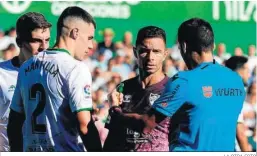  ?? LA OTRA FOTO ?? El colegiado media entre Rubén Castro y los jugadores del Racing.