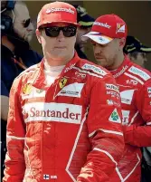  ??  ?? I piloti Ferrari Kimi Raikkonen (a sinistra) e Sebastian Vettel