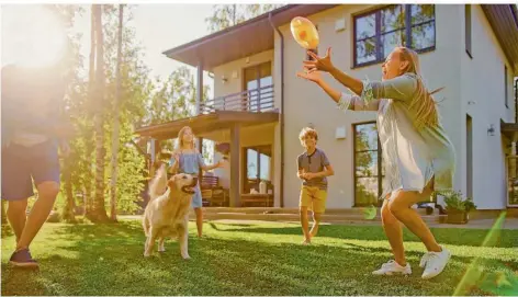  ?? FOTO: GETTY IMAGES ?? Es gibt viele Möglichkei­ten, den Garten zu einem Paradies für die ganze Familie zu machen.