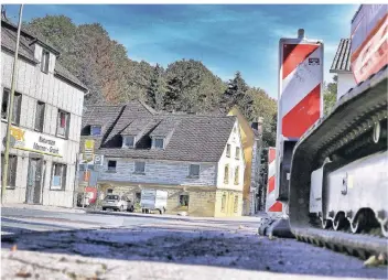  ?? RP-FOTO: STEPHAN KÖHLEN ?? Die ersten Arbeiten an der B7 in Hahnenfurt­h haben bereits begonnen. Die Straße wird neu asphaltier­t. Der Berufsverk­ehr ist von der Sperrung besonders betroffen.