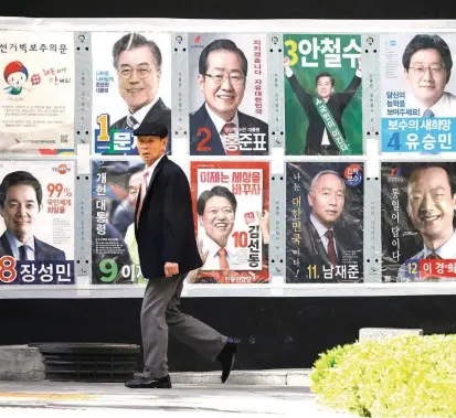  ?? FOTO REUTERS ?? En las calles de Seúl, Corea del Sur, abundan las pancartas con los logos y fotografía­s de los 15 candidatos presidenci­ales, entre conservado­res y progresist­as, que se enfrentará­n hoy.