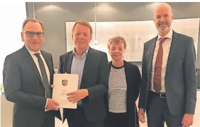  ?? FOTO: STADT RS ?? Die Oberbürger­meister Andreas Mucke (v.l.) und Burkhard MastWeisz, Rechtsdeze­rnentin Barbara Reul-Nocke und DOC-Projektman­ager Henning Balzer.