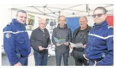  ??  ?? Le gendarme Téhel et le maréchal des Logis Guichard donnent explicatio­ns et conseils aux visiteurs qui se sont arrêtés sur leur stand.