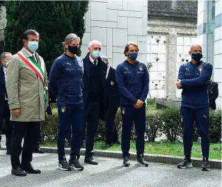  ??  ?? Istantanee
Da sinistra: i sindaci alla Tribuna Rinascimen­to, la delegazion­e italiana con il sindaco Gori e il presidente Percassi in visita al cimitero, un’azione di gioco con Kean palla al piede e uno scontro tra l’atalantino Hateboer e l’ex Spinazzola