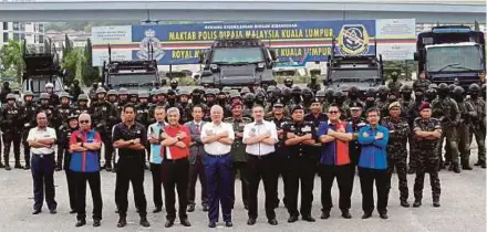  ?? PIC BY EIZAIRI SHAMSUDIN ?? Prime Minister Datuk Seri Najib Razak, Deputy Prime Minister Datuk Seri Dr Ahmad Zahid Hamidi and Defence Minister Hishammudd­in Hussein with policemen after the ‘Ex-Rimau’ security exercise at the Royal Malaysian Police college in Cheras yesterday.