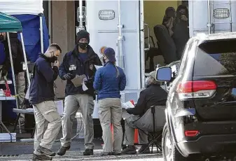  ?? Joe Cavaretta / Associated Press ?? Members of the FBI Emergency Response Team gather evidence at the Water’s Edge apartments Thursday in Sunrise, Fla., where two federal agents were killed serving a warrant this week.