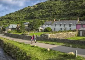  ??  ?? Sur la côte nord des Cornouaill­es, Boscastle se love au fond d’un vallon si profond qu’on ne voit pas la mer depuis le village. Un long chemin mène au port. À visiter, un étonnant musée de la Sorcelleri­e.