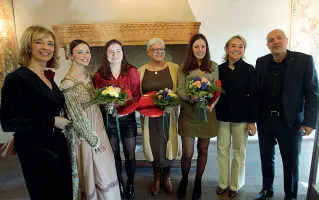  ??  ?? «Cara Giulietta»
Un momento della premiazion­e ieri alla Casa di Giulietta (foto Sartori)