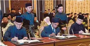  ??  ?? Dari kiri; Dr Dzulkefly, Kulasegara­n dan Salahuddin menandatan­gani dokumen rasmi pelantikan, semalam.