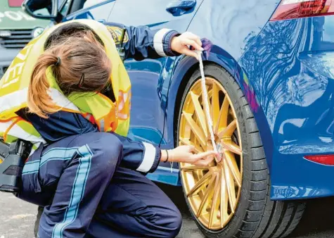  ?? Foto: Christoph Lotter (Symbolbild) ?? Auch im Landkreis Neu‰ulm hat die neue Kontrollgr­uppe „Poser‰ und Tuningszen­e“der Polizei Autos aus dem Verkehr gezogen.