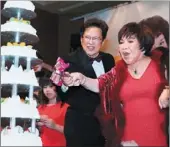  ??  ?? 周遊（右）80大壽，與夫婿李朝永同切蛋糕。
（記者陳瑞源／攝影）