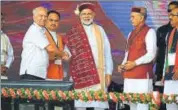  ?? DEEPAK SANSTA /HT ?? Prime Minister Narendra Modi is welcomed by BJP leader Shanta kumar in Himachal Pradesh’s Bilaspur on Tuesday.