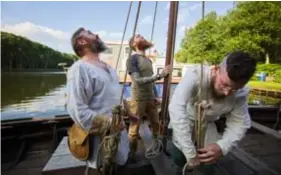  ??  ?? Erik, Jan en Dieter bij het optuigen van het drakenschi­p.