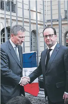  ?? FOTO: AGENCIA AP ?? El presidente francés François Hollande se solidariza con el embajador belga en París, Vincent Mertens de Wilmars.