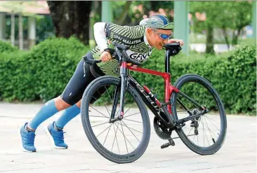  ??  ?? Gus not only rides his bicycle to his running events, but also uses it as a warm-up and cool-down tool. — MUHAMAD SHAHRIL ROSLI/The Star