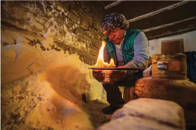  ??  ?? A tan solo 20 kilómetros de Uyuni, los artesanos locales extraen sal para consumo humano, incluido el proceso de yodación. Pueden producir hasta 25 000 toneladas al año.