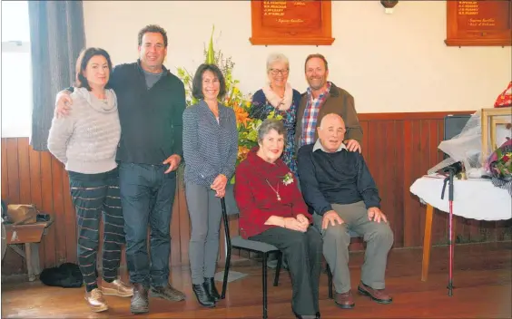  ?? PHOTO/KEVIN MCINTYRE ?? Esther and Alf Knight (seated) with their family at the farewell evening.The couple now live in a resthome in Dannevirke.