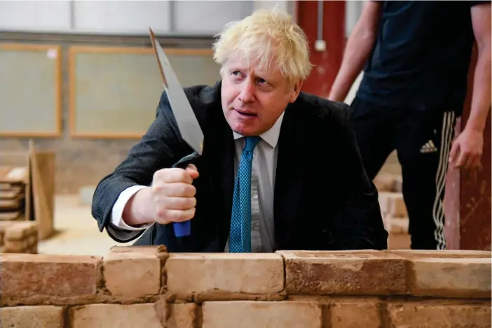  ?? FOTO: FINNBARR WEBSTER/LEHTIKUVA-AFP ?? Boris Johnson har lovat bygga ett starkt Storbritan­nien utan EU. Men snart finns ingen tid kvar för att nå en uppgörelse om en ordnad brexit. Tvistefråg­orna gäller handel, fiske och andra samarbeten med EU.