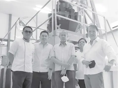  ?? EHDA M. DAGOOC ?? (L-R) Lee Ramas, consultant; Brian Noel, CEO; Hannibal Boiser, Marketing; Deogracias Bacus, Civil Engineer; Manny González, business strategist, during the blessing of Plantation Prime’s new canning line.