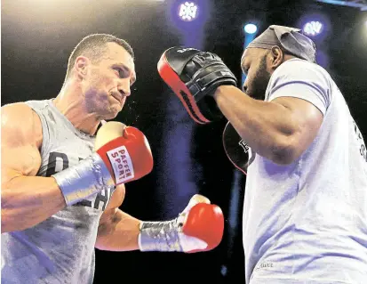  ??  ?? Boxer Wladimir Klitschko will es noch einmal wissen und trainiert fleißig mit Coach Johnathon Banks. Im Londoner Wembley-Stadion tritt er am Samstag gegen Anthony Joshua an: ab 22.45 Uhr, RTL.