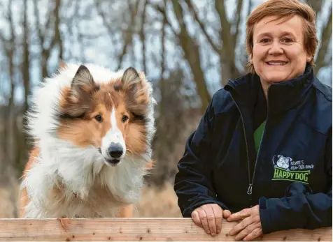  ?? Fotos: Sven Hoppe, dpa ?? Collie Bandit spielt im Kinofilm „Lassie – Eine abenteuerl­iche Reise“den Hund Lassie. Hier siehst du Bandit mit Tiertraine­rin Renate Hiltl.