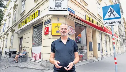  ?? [ Dimo Dimov] ?? Bernhard Studlar vor der 1536 gegründete­n Bäckerei Grimm in der Wiedner Hauptstraß­e.