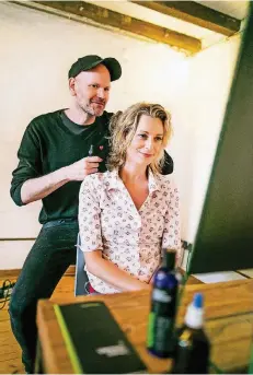  ?? RP-FOTO: ANNE ORTHEN ?? Star-Friseur Marc Booten macht auch der Schauspiel­erin Tina Bordihn die Haare schön.