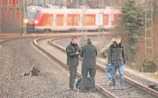  ?? RP-FOTO: DAVID YOUNG ?? 200 Meter entfernt von der S-Bahn-Haltestell­e Hamm wurde der 28-Jährige tödlich verletzt. Ermittler untersucht­en die Unfallstel­le.