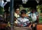  ??  ?? 5. Un groupe de copains jouant au tracteur. Madurai, Inde.