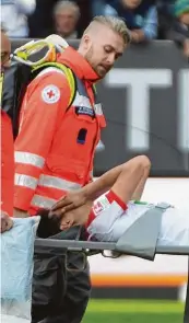  ?? Fotos: Ulrich Wagner ?? Ein ereignisre­icher Nachmittag im Augsburger Stadion: Kapitän Paul Verhaegh traf per Strafstoß zum zwischenze­itlichen 2:0, Al fred Finnbogaso­n (linkes Bild oben) und der verletzte Ja Cheol Koo (rechts) flogen später vom Platz.