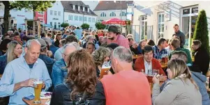  ?? Fotos: Josef Mörtl, zv ?? Gesellig, urig, zünftig: Das Marktfest in Kühbach zieht zahlreiche Besucher an.